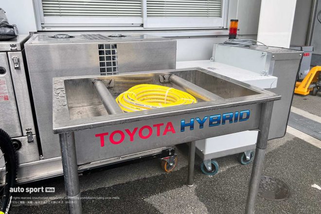 こちらがベーシックなタイヤ洗浄機。クルクル回して洗うタイプ。