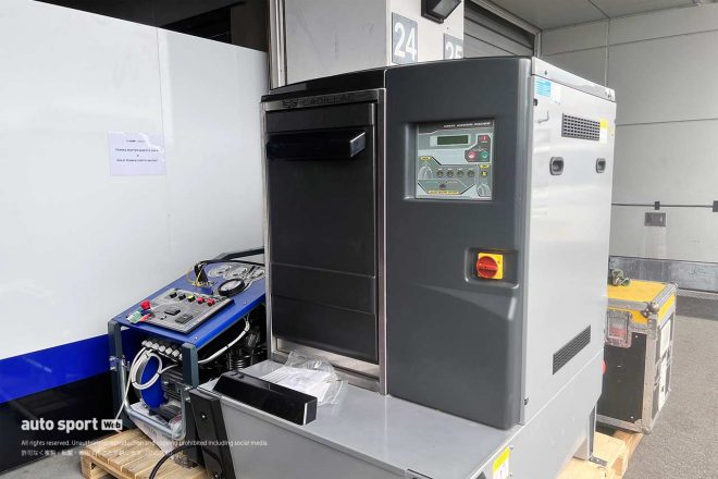 キャデラックにも設置されている自動タイヤ洗浄機。説明書があるところをみるとおニューなのか。