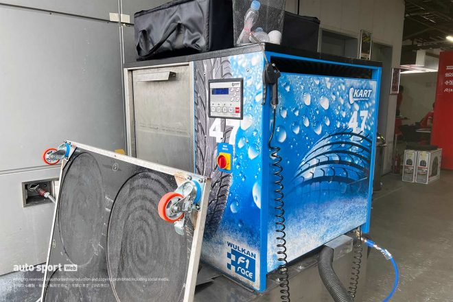 そのPREMA RACINGのピット裏には自動タイヤ洗浄機が。WULKAN社のF1 RACE。