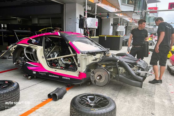 ピットロードで整備中のLMGTEアマクラスのアイアン・デイムス85号車ポルシェ911 RSR-19。LMGTEは、もうすぐ見納め。