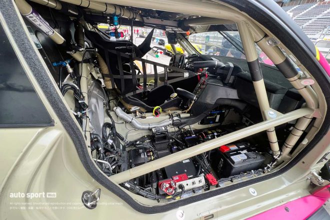 その85号車ポルシェの室内。
