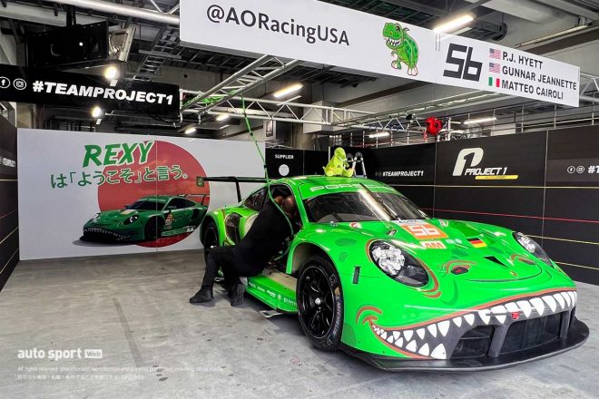 ル・マンで話題になった恐竜口のプロジェクト1・AOの56号車ポルシェ。ピットパーテションには日本語も。