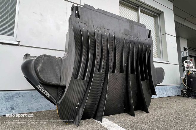 ポルシェ911 RSR-19のディフューザー。アマビエ様の髪っぽく見えるのは私だけでしょうか。