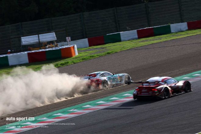 2023スーパーGT第5戦鈴鹿　GT500車両と交錯しコースアウトするグッドスマイル 初音ミク AMG