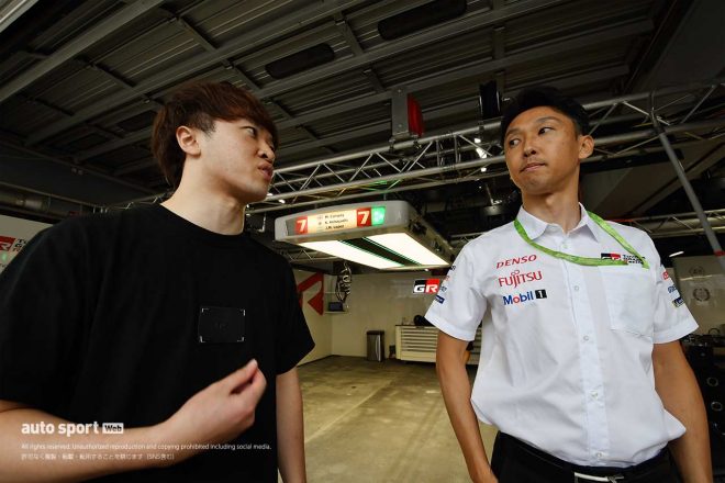 TOYOTA GAZOO Racingのピットで話し込む宮田莉朋と中嶋一貴TGR-E副会長