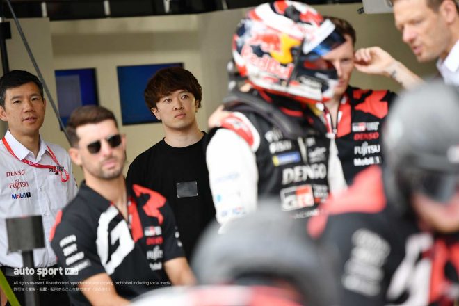 トヨタGAZOO Racingのピットに姿を見せた宮田莉朋