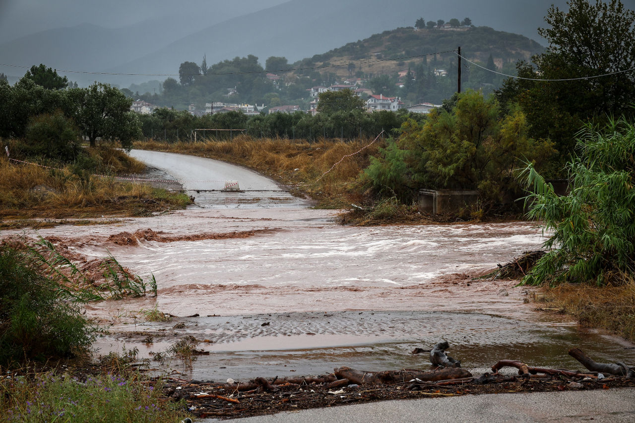 豪雨による増水で道が寸断されている箇所も