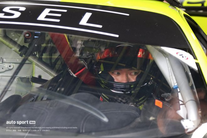 ヘルメットを装着して再度マシンに乗り込み、無線のチェックを行った