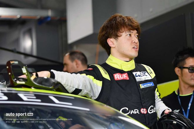 操作系各部のチェックを終え、チームスタッフと話す宮田莉朋