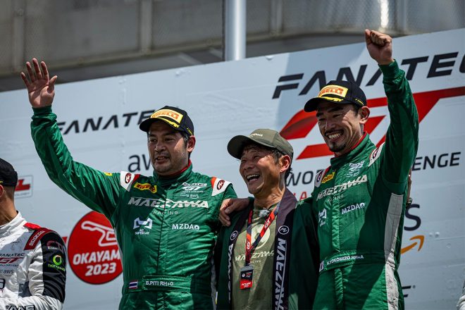 GTワールドチャレンジ・アジア第5ラウンド岡山　表彰台で優勝を喜ぶ横溝、前澤総監督、ブロムバクティ