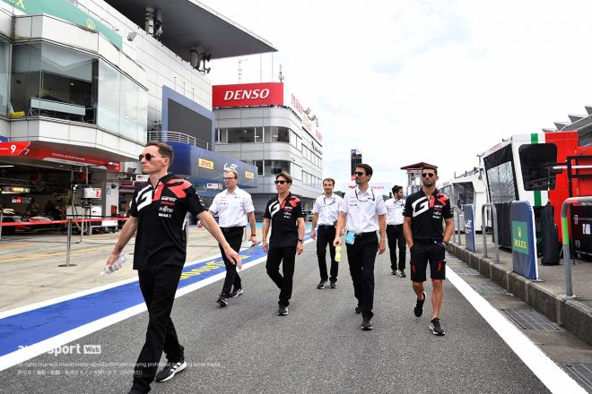 コースウォークに出発するトヨタGAZOO Racing7号車のマイク・コンウェイ、小林可夢偉、ホセ・マリア・ロペスら