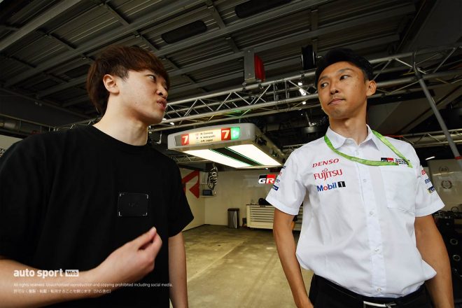 9月7日、トヨタGAZOO Racingのピット前で話す宮田莉朋と中嶋一貴TGR-E副会長