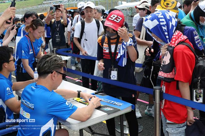 サインをする小林可夢偉選手