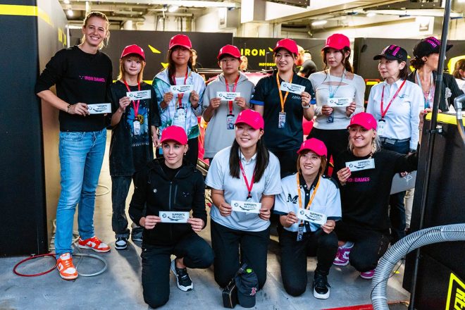 アイアン・デイムスのピットを訪れた日本の女性ドライバーたち