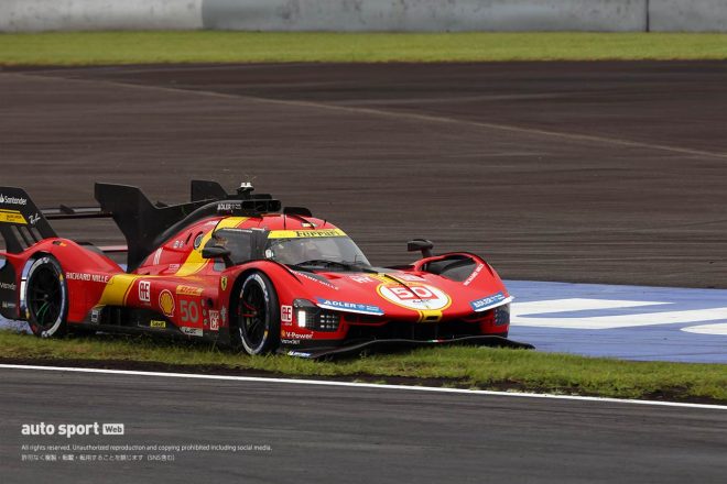 コースオフする50号車フェラーリ499P