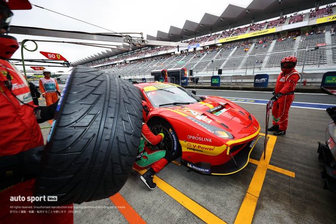 微妙な天候に、各陣営で走り出しのタイヤ選択が分かれた