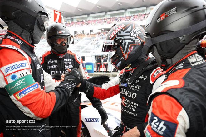 WEC第6戦富士の予選ポールポジションを喜ぶトヨタGAZOO Racingの小林可夢偉