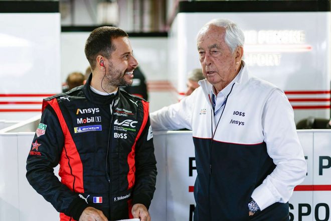 ポルシェ・ペンスキー・モータースポーツ5号車のフレデリック・マコウィッキと、ロジャー・ペンスキー
