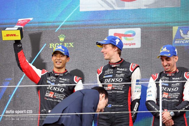 2位表彰台に登壇した8号車GR010ハイブリッドの平川亮、ブレンドン・ハートレー、セバスチャン・ブエミ