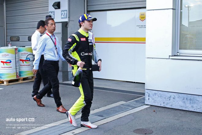 トロフィーとシャンパンをもってチームのガレージに戻ってきた宮田莉朋