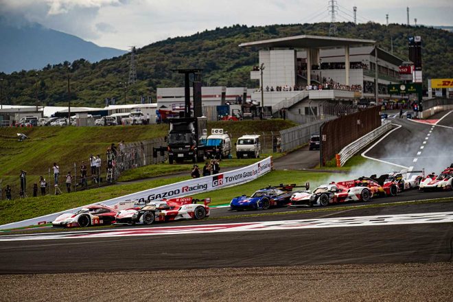 スタート直後の1コーナーで、イン側から6号車ポルシェ、2号車キャデラックがきたことで、アウト側へはらむトヨタの2台