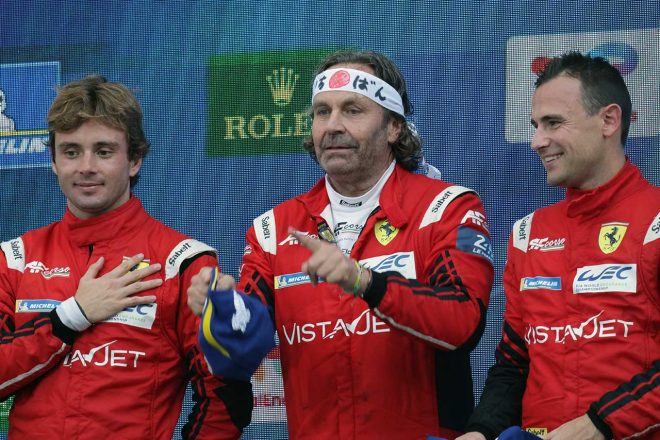 LMGTEアマクラス表彰式にハチマキを巻いて登壇したAFコルセ54号車のトーマス・フロー