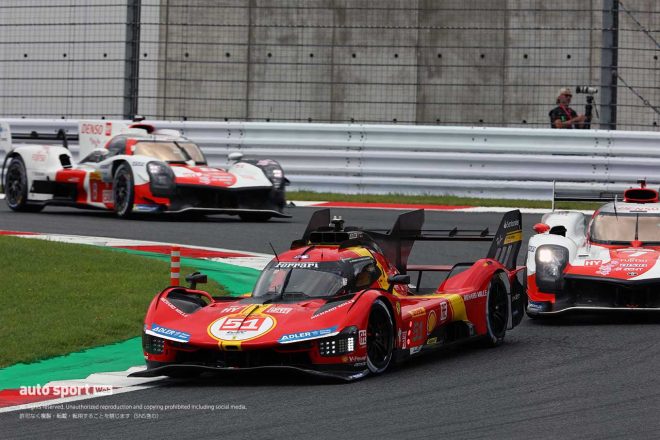 レース序盤、2台のトヨタGR010ハイブリッドを抑え込むフェラーリ499P