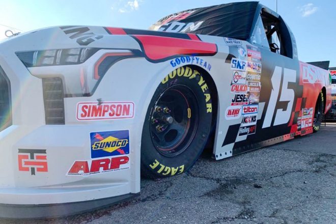 トラック・シリーズのマシンは、ショートオーバル仕様ということでこのようなポジキャン（ポジティブ・キャンバー）がついてます。それ以上にすごいのが、低内圧具合。完全にタイヤがヨレちゃってますけど！　フロントスプリッターの高さなんかもチームごとに違うので、見ていて面白いですね。