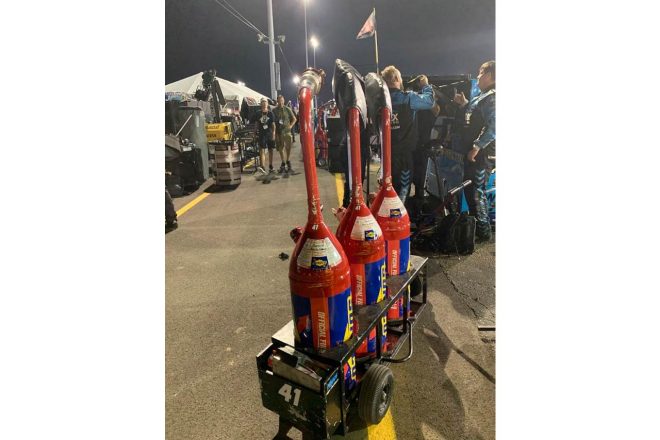 こちらはNASCARではおなじみの給油缶。通常、各チームは1本を予備として3本を用意しますが、ここインディアナポリスは給油所が遠いので、4本の使用が許されています。アルミなのでこれ自体は軽いのですが、ガソリンが11ガロン入ると重いですよ！　ピットに給油装置が無いのは設営も撤収も楽なので、とても良いです。