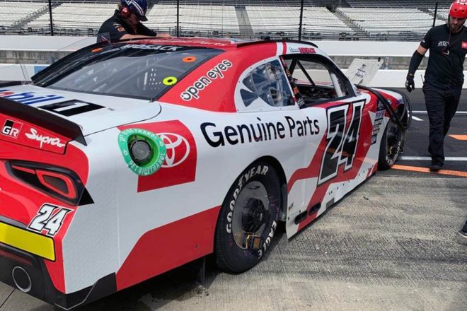 こちらはエクスフィニティのスープラですが、走行が終了したマシンには、ホイールに取り付けるタイプのブレーキの冷却装置が。いまはこんなものもあるんだな、と驚きました。一方、エンジンルームからホースが伸びているのが見えますが、これは予選の走行に向けて冷却水を入れ替えているところ。キンキンに冷やした氷水を入れているんです。これは昔からやっていますね。氷水を入れることでラジエターのインレットは『全閉』にしてしまい、予選アタック時のドラッグを減らす、ということをやっているんです。