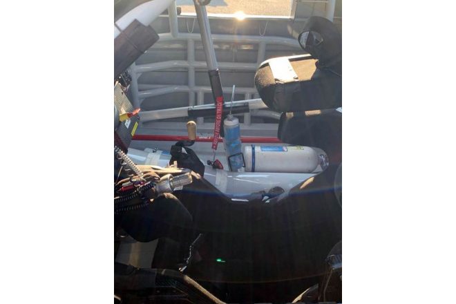 決勝後の記事で可夢偉選手が「ドリンクが飲めなかった」と言っていましたが、トラック・シリーズのドリンクボトルがこちら。本当に、自転車レースで使うようなドリンクボトルがホルダーに置いてあるだけで、イエローコーションの時にボトルを手に取って飲むんですよね。だからコーションが出ないと大変なわけです。