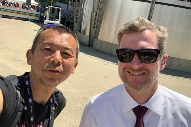 パドックでデイル・アーンハートJrを見かけたので、写真撮影をお願いしました！　引退してもなお、“ジュニア”の人気は絶大です。どうしてもサインや写真撮影を求める観客の列は伸びてしまうのですが、それでもひとりひとりに「楽しんで帰ってね」「今日はいい一日にしてね」と丁寧に声をかけているんです。現役時代からナイスガイで有名ですが、実際にそうやって接してくれると「惚れてまうやろー！」という感じですよ、ほんと。