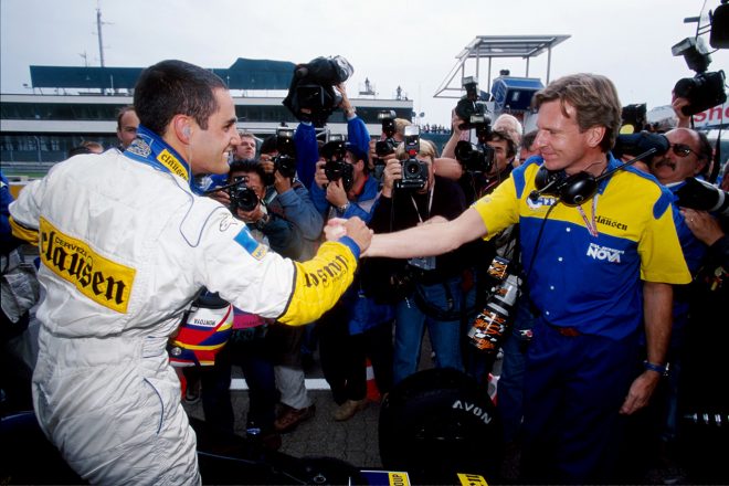 1998年国際F3000選手権タイトルを獲得したファン・パブロ・モントーヤとデイビッド・シアーズ（スーパーノヴァ・レーシング）