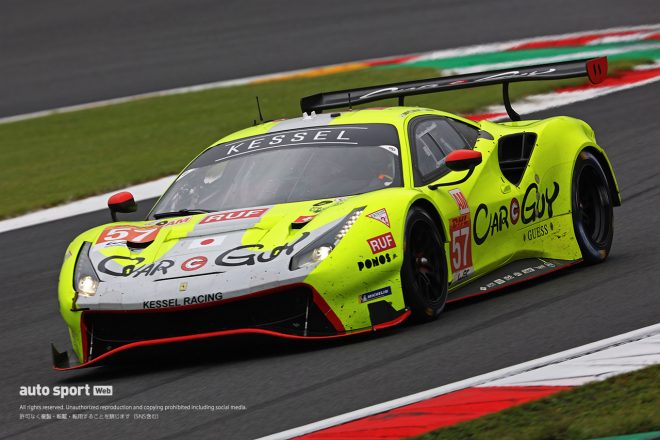 13コーナーを立ち上がる57号車フェラーリ（ケッセル・レーシング）