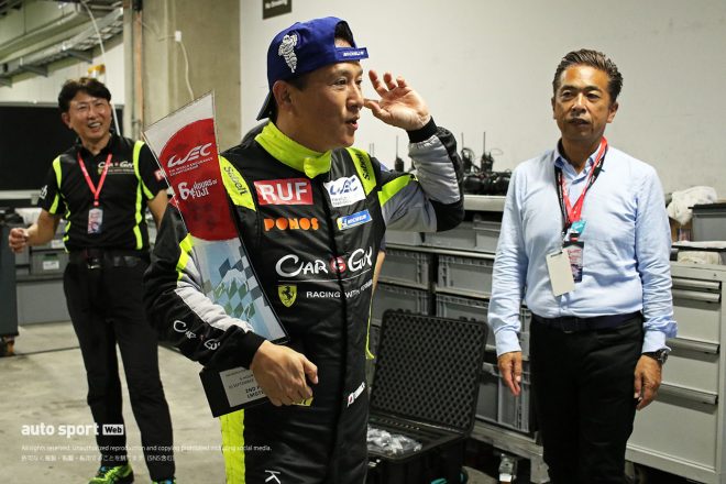 トロフィーを片手にチームのガレージに戻ってきた木村武史