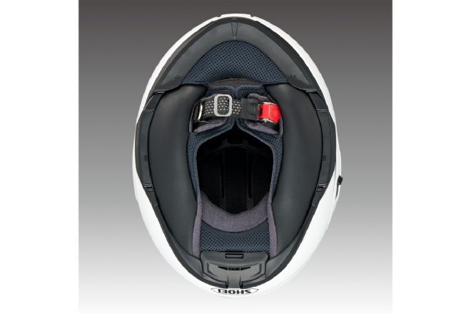 チークパッドの後端をヘルメット後方へ延長し、首周りの隙間をより広範囲でカバー