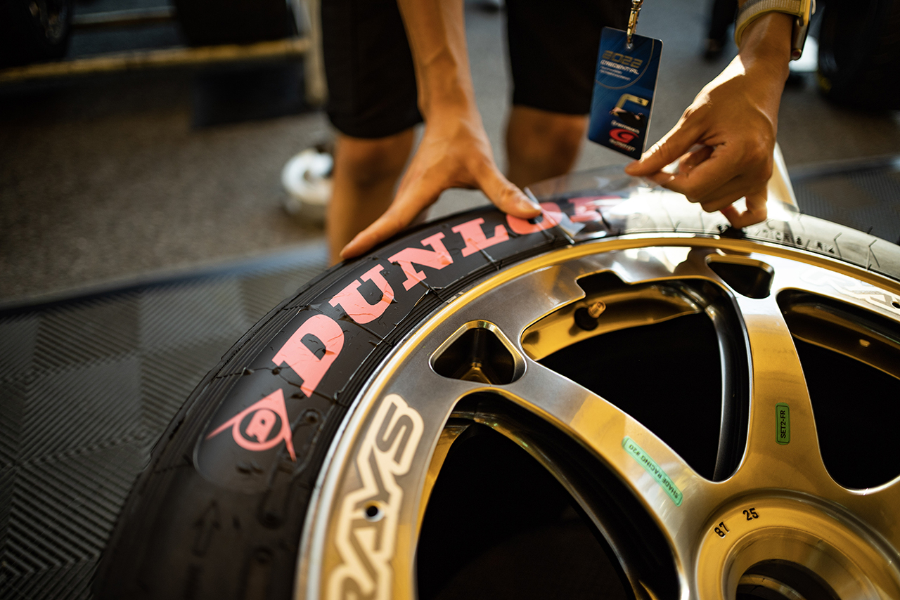 2022年スーパーGT第7戦ではダンロップのタイヤサイドステッカーもピンクに