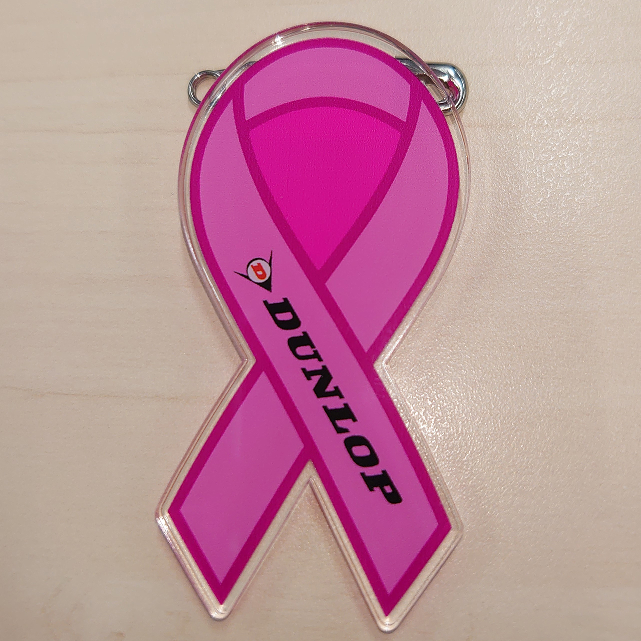 ピンクリボン活動の啓発に向けて制作されたリボン型のアクリルバッジ