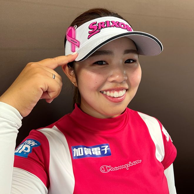 「ピンクリボン運動」へ賛同し、リボン型のアクリルバッジを身につける女子プロゴルファーの山下美夢有