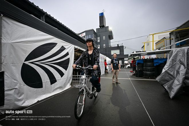 2023スーパーGT第6戦SUGO　SNS用の撮影を行う大湯都史樹