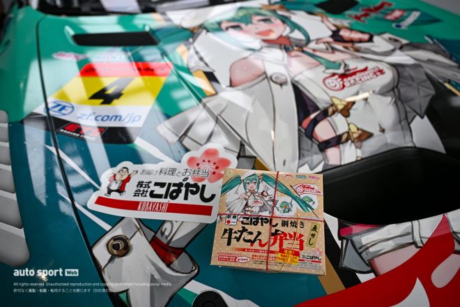 2023スーパーGT第6戦SUGO　グッドスマイル 初音ミク AMGには今回限定、お弁当のこばやしのロゴが。そして限定パッケージの網焼き牛たん弁当