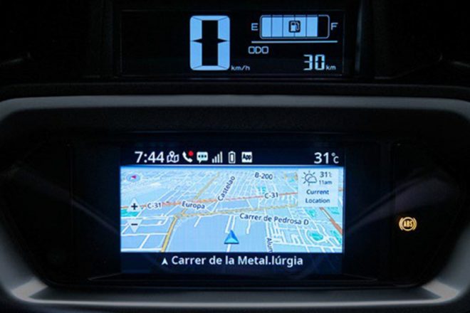 スマートフォン連携機能と2画面構成の新型メーター