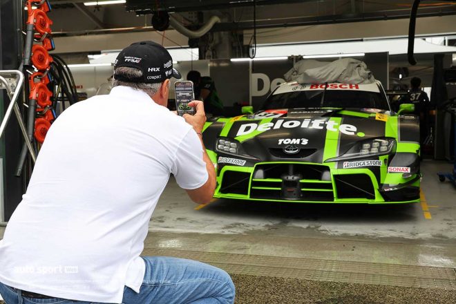 2023スーパーGT第6戦SUGO　Deloitte TOM’S GR Supraを撮影するジャン・アレジ氏