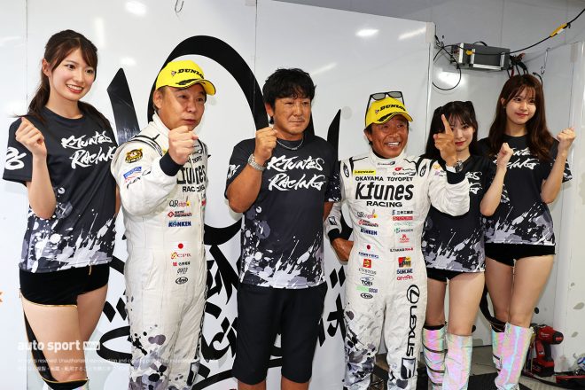 ドライバーの新田守男、高木真一とポール獲得を喜ぶ影山 正彦監督