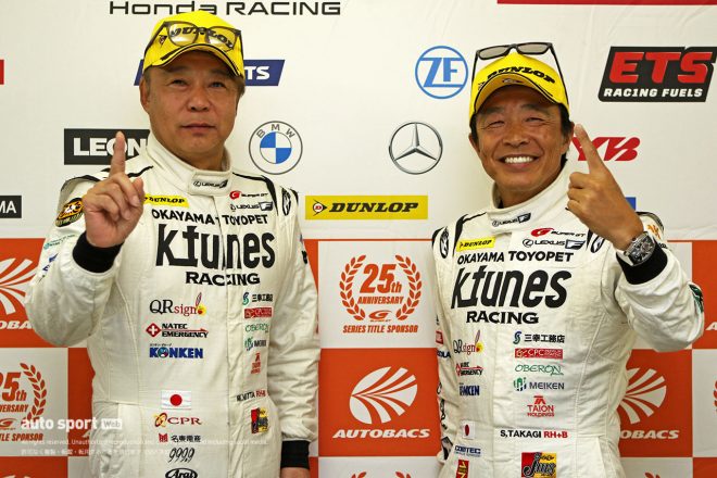 ポールポジション記者会見に出席した新田守男と高木真一（K-tunes RC F GT3）