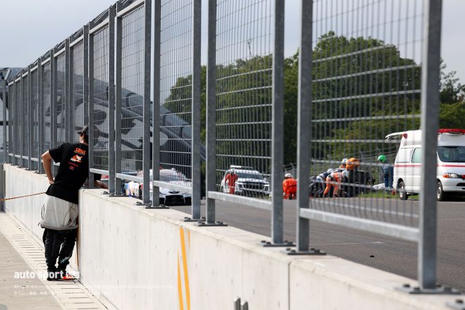 2023スーパーGT第6戦SUGO　クラッシュ現場を見つめる牧野任祐（STANLEY NSX-GT）