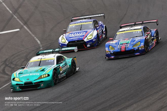 レース序盤に3位争いを繰り広げた埼玉トヨペットGB GR Supra GT（吉田広樹／川合孝汰）