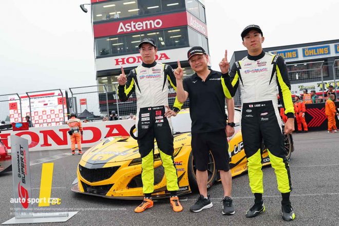 2023年スーパーGT第6戦SUGO　レース直後に喜ぶ小林崇志／石田誠監督／小出峻（UPGARAGE NSX GT3）