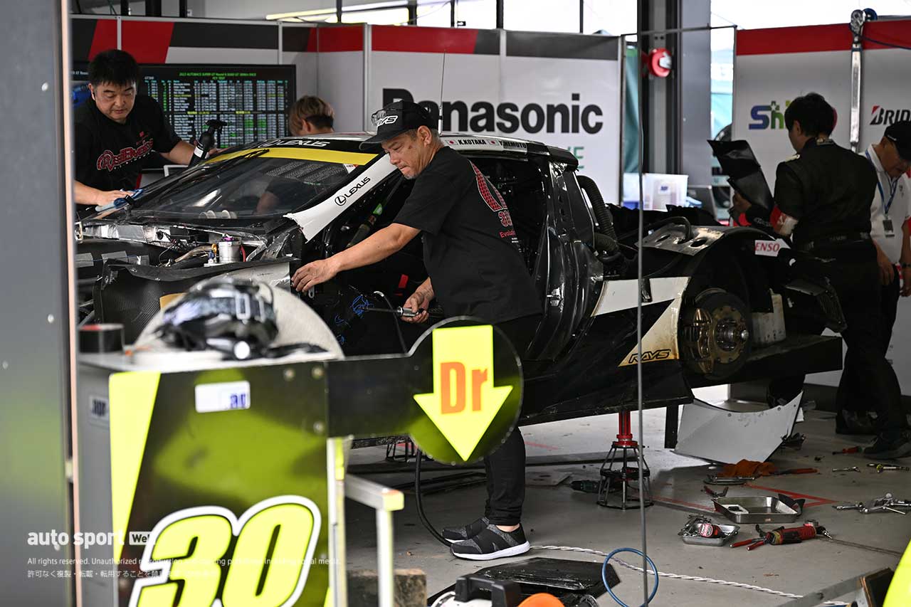2023スーパーGT第6戦SUGO　自ら工具を手にapr LC500h GTの修復作業を行う金曽裕人監督