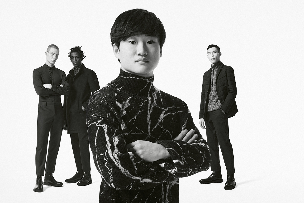 ファッションブランド『アルファタウリ』の2023年秋冬コレクションを着用する角田裕毅